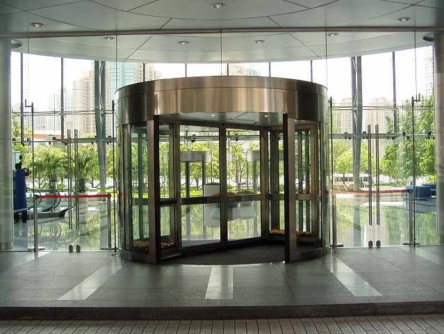 旋轉(zhuǎn)門 現(xiàn)代建筑的優(yōu)雅入口，旋轉(zhuǎn)門產(chǎn)品圖片與相冊賞析